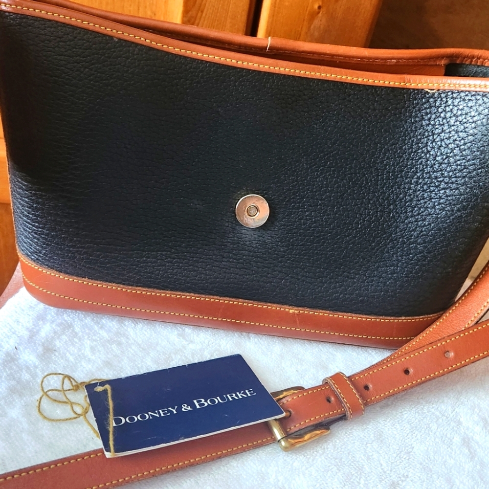 Dooney & Bourke Vintage  "Duck" Black and Tan Shoulder Bag - Picture 7 of 10